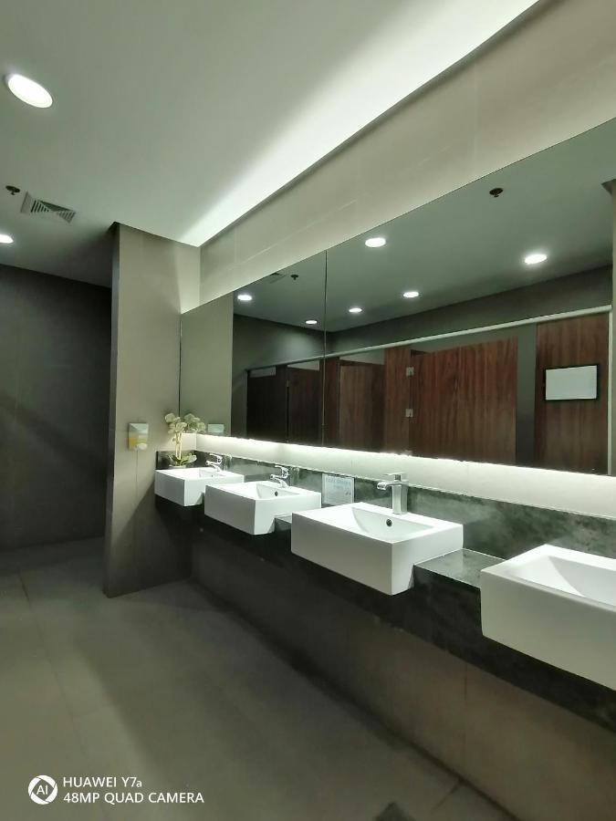 The Beacon Makati Staycation Suites Manila Bagian luar foto